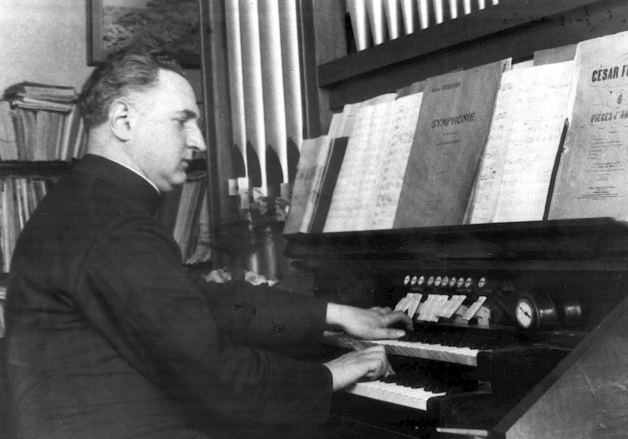 Camille Jacquemin au clavier de son orgue en mars 1935
